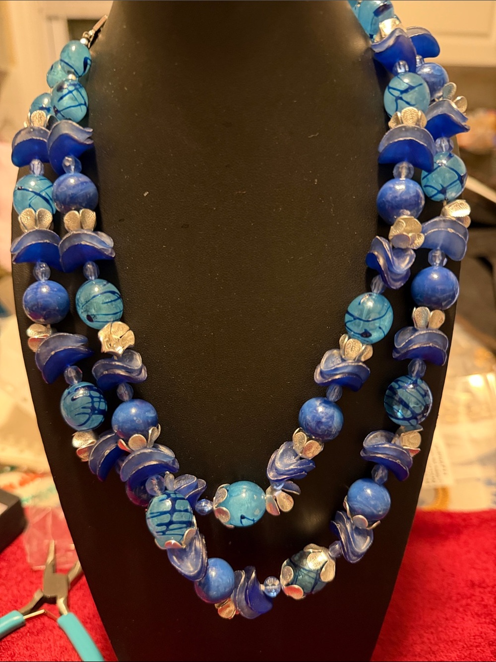 Vintage Hong Kong graduated necklace great clasp;v good condition